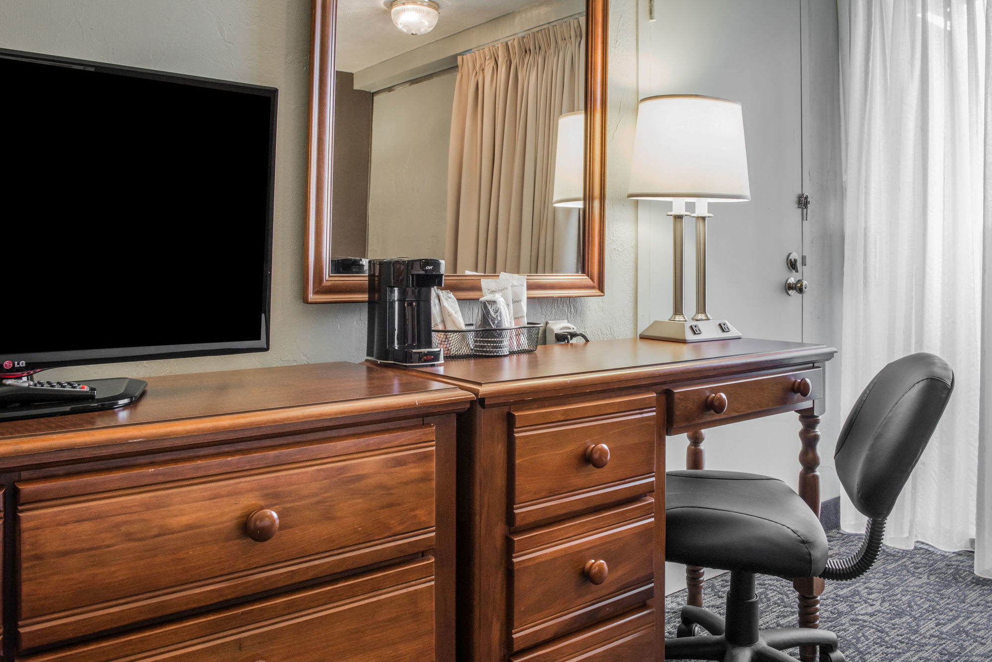 Quality Inn University Center Pittsburgh Room photo