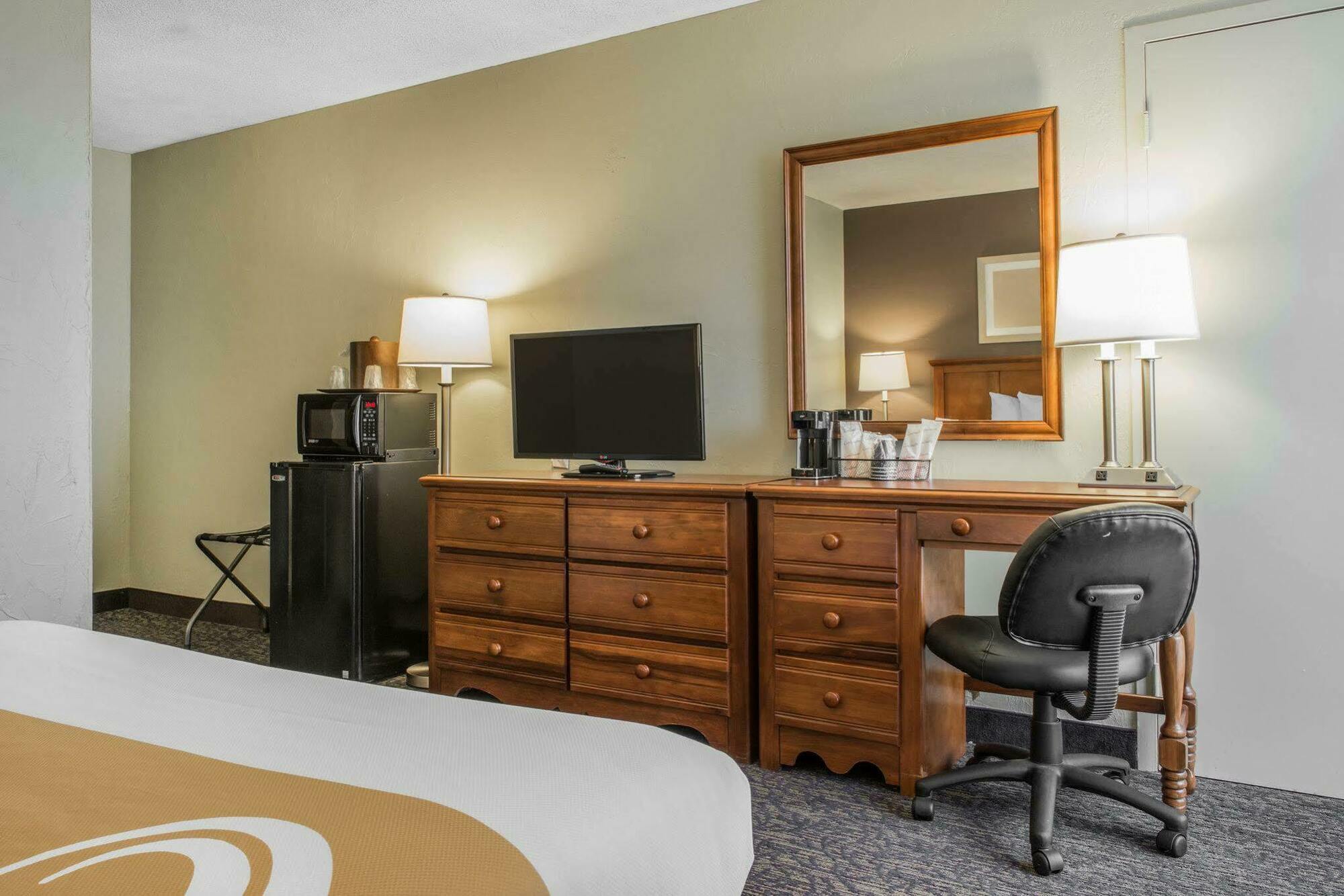 Quality Inn University Center Pittsburgh Exterior photo